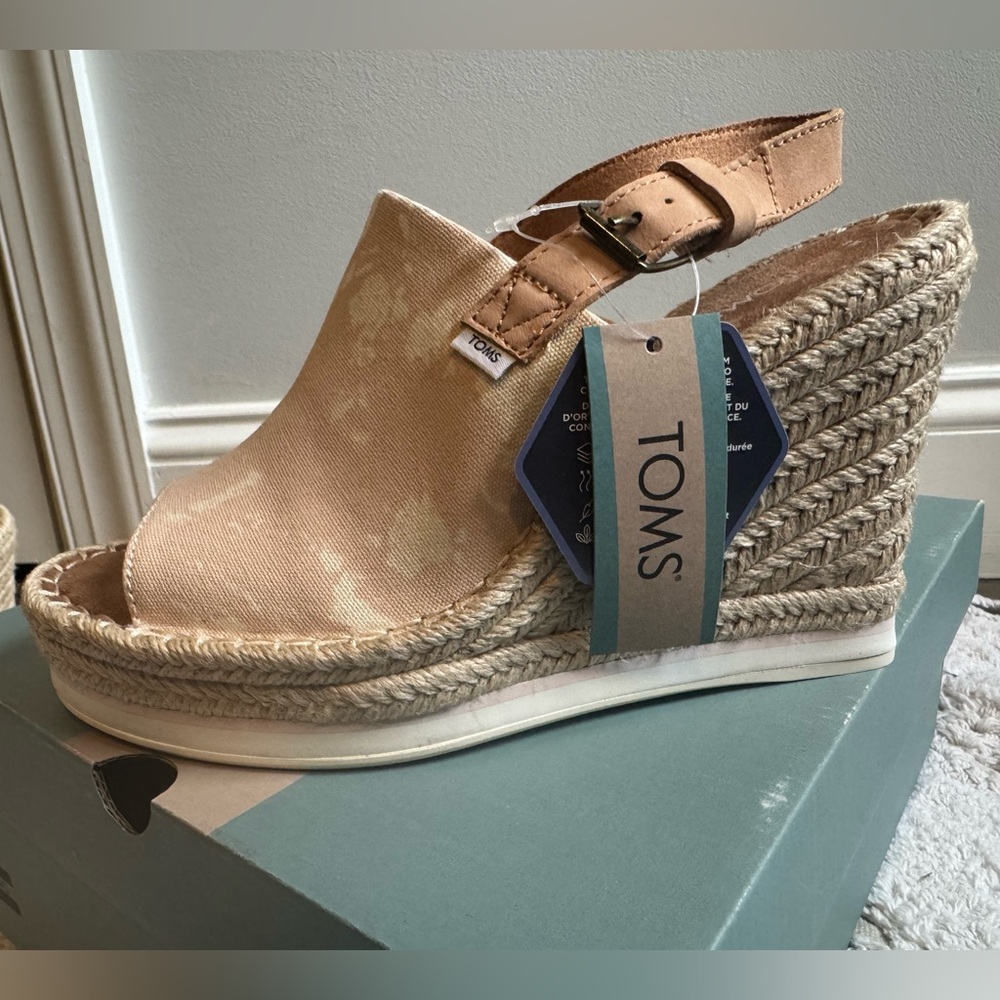 *NWT**TOMS Monica Wedges Size 8 Perfect for Spring!!